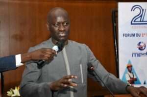 Emploi-Abass-Fall-preside-le-forum-du-1er-emploi (2)
