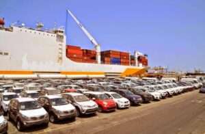 v_hicules_au_terminal_roulier_de_Dakar_