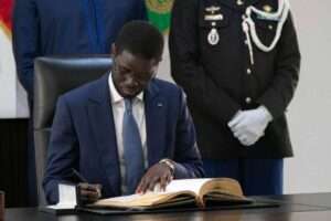 President-de-la-Republique-bassirou-diomaye-faye-signe-un-decret