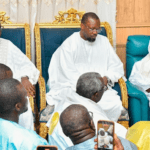 À Touba, Ousmane Sonko se recueille devant le khalife et fait sien l’appel à la paix